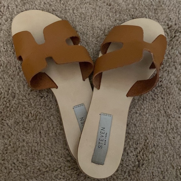 Steve Madden, Greece, tan leather sandal. Size 8.5. - Picture 4 of 4